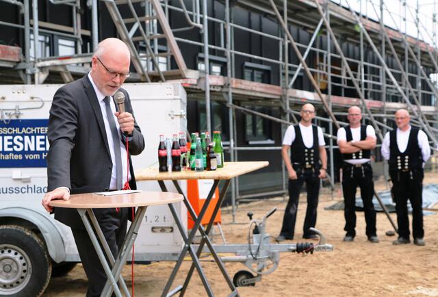 Stadtbaurat Stefan Niemöller gab Erläuterungen zum Bau | Foto: Stadt Buchholz