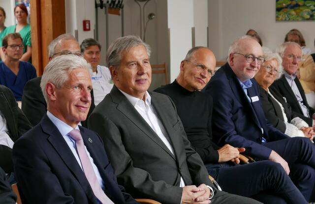 Landrat Rainer Rempe (v.li.), Norbert Böttcher, Dr. Christian Pott und Klaus-Jörg Bossow hören sich die Rede von Kai Uffelmann an, der zu der neuen Geschäftsleitung gehört | Foto: Krankenhaus