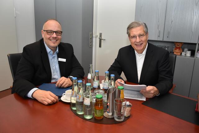 Norbert Böttcher (re.) im Gespräch mit Kai Uffelmann, einem Mitglied der neuen Geschäftsleitung Foto: ah | Foto: Axel-Holger Haase