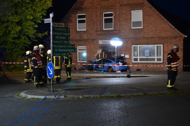 Die Unfallstelle wurde von der Feuerwehr abgesichert | Foto: Polizei