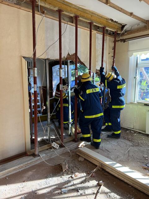 Feuerwehrleute stützten auf die Decke in der Gaststätte ab | Foto: Dammann