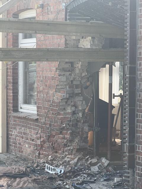 Der beschädigte Eingangsbereich, nachdem der Unfallwagen entfernt wurde | Foto: Dammann