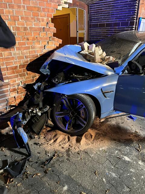 Fahrzeug und Gebäude wurden erheblich beschädigt. | Foto: Dammann