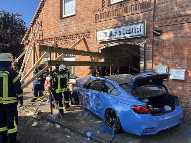 Der Eingangsbereich des Gebäudes wurde weitreichend abgestützt. | Foto: Dammann