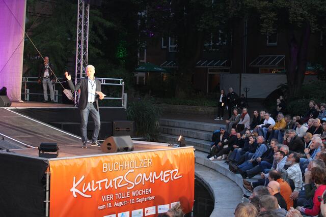 Empore-Geschäftsführer Onne Hennecke freute sich über das "volle Haus" unter freiem Himmel | Foto: ce