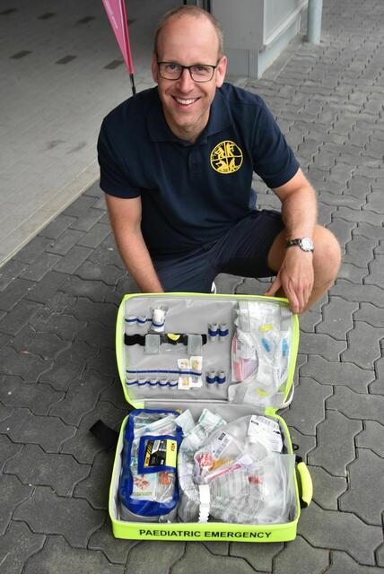 Feuerwehrfördervereins-Vorsitzender Sebastian Frahm zeigt den Inhalt des Kindernotfallkoffers | Foto: Mathias Wille