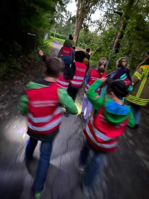 Unterwegs auf Entdeckungstour: Start der Nachtwanderung. | Foto: Kinderfeuerwehr Wiepenkathen