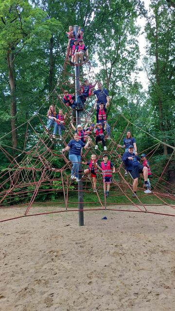 Gruppenfoto auf der Kletterspinne: die Wiepenkathener Kinderfeuerwehr "Flöschis Flämmchen". | Foto: Kinderfeuerwehr Wiepenkathen
