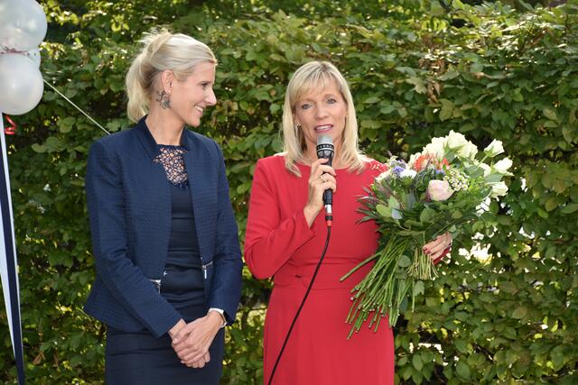 Andrea Buro (re.) stellte ihre Nachfolgerin Yvonne Martini als Direktorin des Kursana Domizils Buchholz vor. Dabei kamen ihr die ersten Tränen | Foto: Axel-Holger Haase