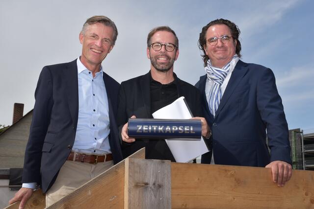 Die Zeitkapsel mit den Artikeln wie Zeitung, Münzen und einem USB-Stick wurde präsentiert (v.li.): Buchholz' Bürgermeister Jan-Hendrik Röhse, Architekt Christoph Frenzel und Andreas Tietz (terra Real Estate)  | Foto: Axel-Holger Haase