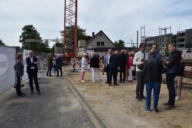 Die Anwesenden unterhielten über den Baufortschritt | Foto: Axel-Holger Haase