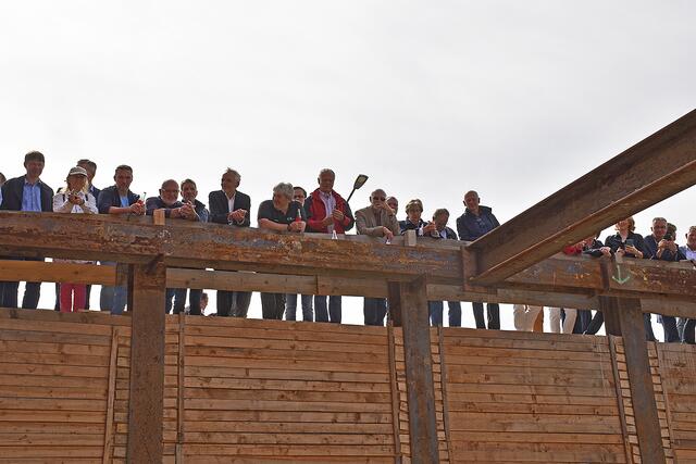 Die Besucher betrachteten von der Straße aus die Grundsteinlegung | Foto: Axel-Holger Haase