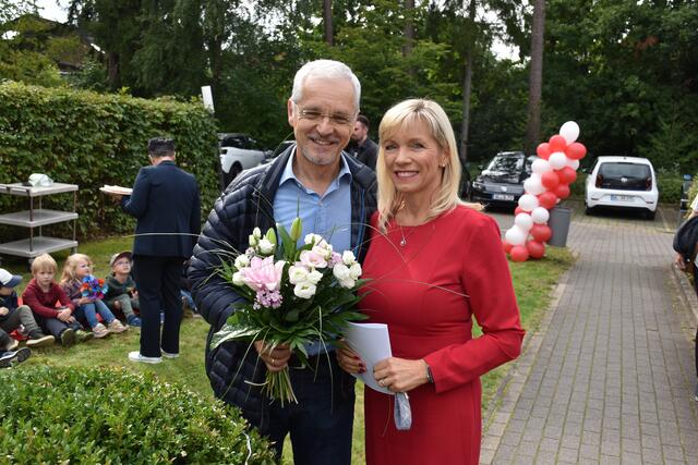 Onne Hennecke, Geschäftsführer des Buchholzer Veranstaltungszentrum Empore, gratulierte mit einem Blumenstrauß | Foto: Axel-Holger Haase