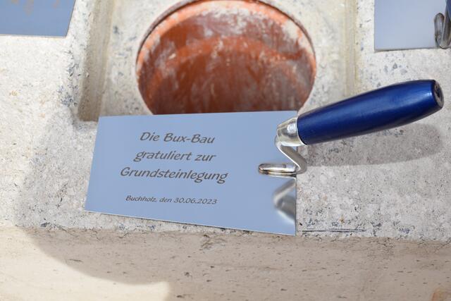 Die Maurerkellen waren zu dem Ereignis graviert worden | Foto: Axel-Holger Haase