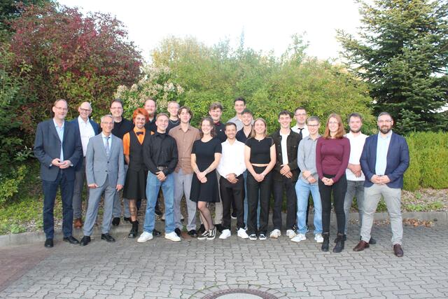 Obermeister Christian Poggensee (3.v.li.), Lehrlingswart Björn Gobat (re.) und weitere Mitglieder des Prüfungsausschusses mit den Freigesprochenen der Tischler-Innung | Foto: pm