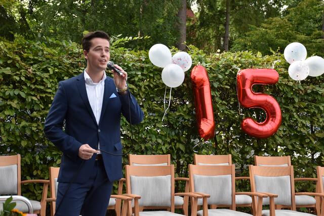 Johannes Frommhold unterhielt die Gäste und Bewohner mit Chansons und bekannten Liedern | Foto: Axel-Holger Haase