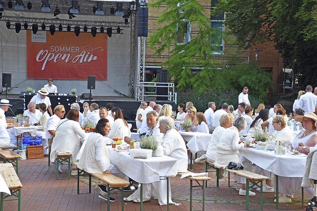 Das gesamte Ambiente stimmte: Die Besucher saßen beim White Dinner in weißer Kleidung an schön geschmückten Tischen  | Foto: Axel-Holger Haase