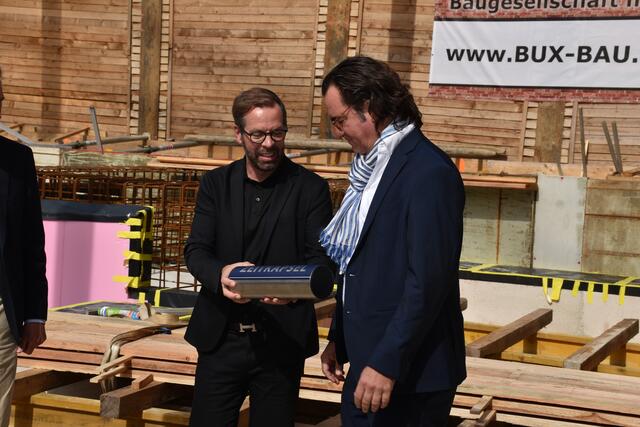 Architekt Christoph Frenzel zeigt Andreas Tietz die Zeitkapsel | Foto: Axel-Holger Haase