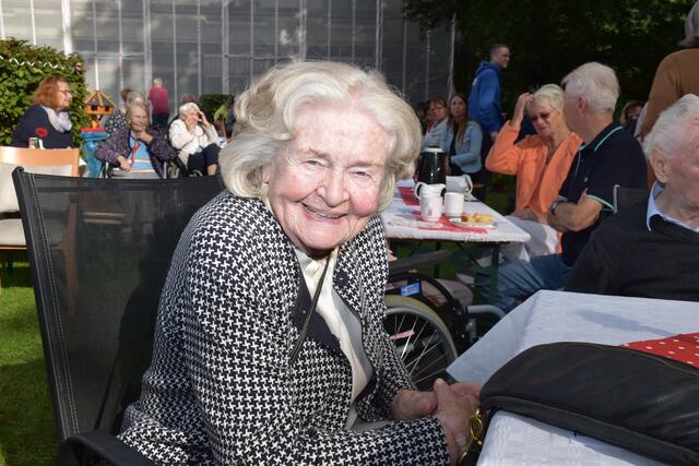 Auch Schauspielerin Ursula Hinrichs, die das Kursana Domizil Buchholz öfter besucht, kam zur 15-Jahr-Feier | Foto: Axel-Holger Haase