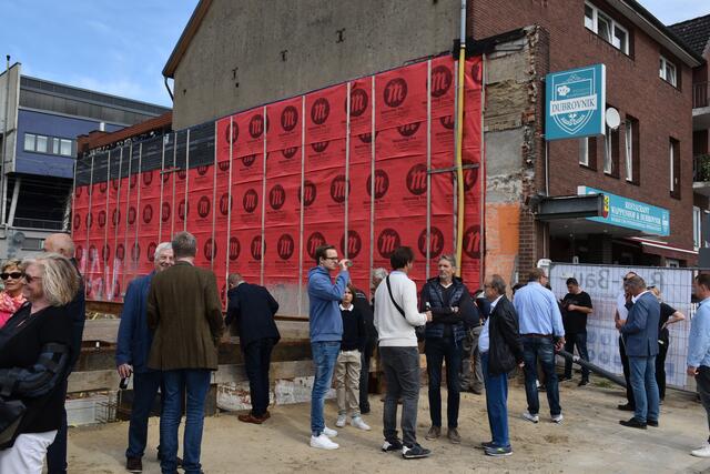 Im Anschluss an die Grundsteinlegung unterhielten die Gäste | Foto: Axel-Holger Haase