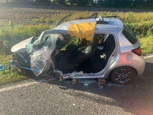 Das Unfallopfer musste von der Feuerwehr aus dem Autowrack befreit werden | Foto: Polizei