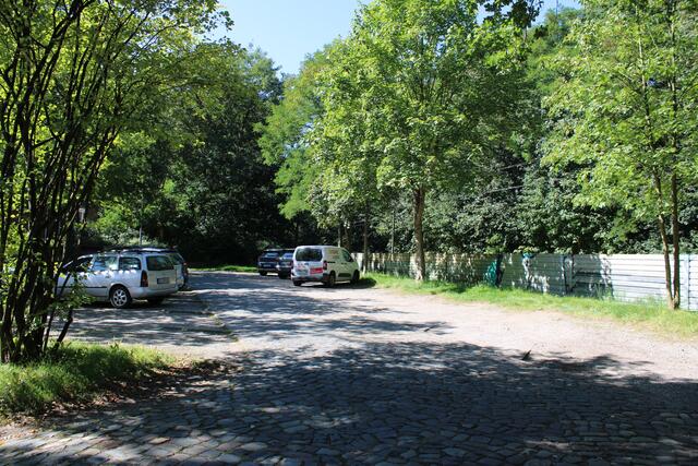 Ein paar Parkplätze sind schon vorhanden: Jesteburg hatte bs 1981 einen Bahn-Haltepunkt an der Bahnhofstraße. | Foto: pöp