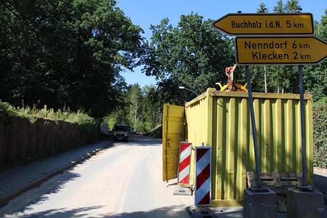 Ruhe an einem Dienstagmittag: Von der Bendestorfer Seite sind keine Arbeiten am Kreisverkehr Kleckerwald wahrnehmbar | Foto: pöp