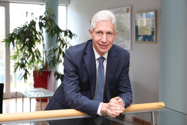 Landrat Rainer Rempe gratuliert der WLH zu ihrem Anteil an der positiven wirtschaftlichen Entwicklung des Landkreises Harburg  | Foto: Landkreis