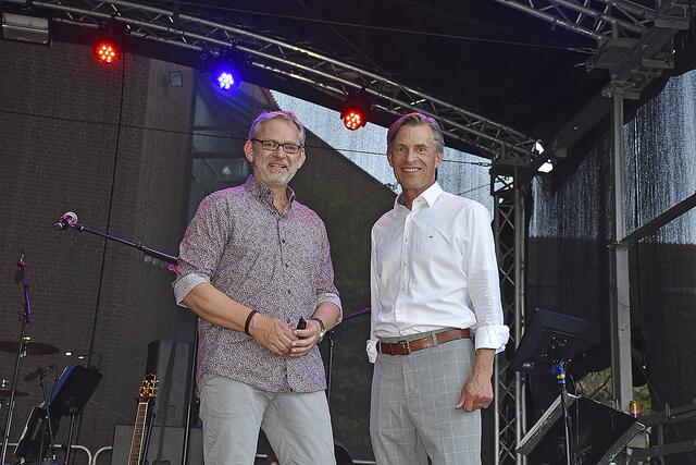 Buchholz' Bürgermeister Jan-Hendrik-Röhse (re.) und Frank Piwecki (stellvertretender Bürgermeister) eröffneten auf der Bühne offiziell das Stadtfest | Foto: Axel-Holger Haase