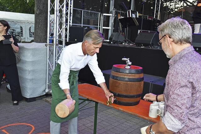 Gekonnt stach Bürgermeister Jan-Hendrik Röhse das erste Bierfass an, Frank Piwecki (stellvertretender Bürgermeister) assistierte | Foto: Axel-Holger Haase