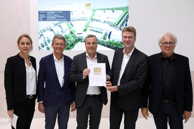 Verleihung des DGNB-Vorzertifikats in Gold für den TIP Innovationspark auf der Messe Expo Real in München im Jahr 2019 (v.li.): Dr. Christine Lemaitre (Geschäftsführender Vorstand der Deutschen Gesellschaft für Nachhaltiges Bauen/DGNB), Martin Hoffmann (ARCADIS Deutschland GmbH), René Meyer (Prokurist und stellvertretender Geschäftsführer der WLH GmbH), WLH-Geschäftsführer Jens Wrede und Prof. Alexander Rudolphi (Präsident der DGNB) | Foto: DGNB