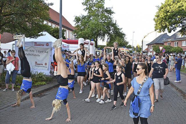 Sportlich ging es bei den Turnerinnen beim Festumzug zu | Foto: Axel-Holger Haase