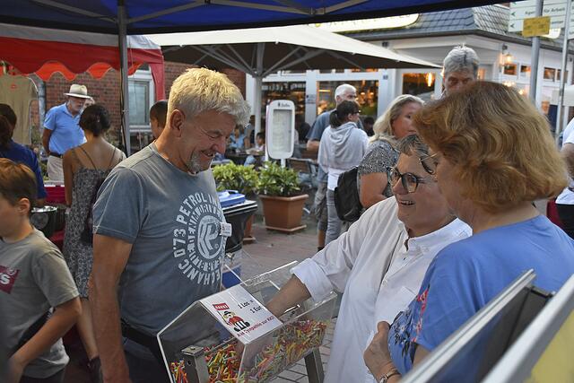 Udo Pagenkämper, Vorsitzender der Kinderkrebshilfe Buchholz (KKI), verkaufte Tombolalose. Es gibt tolle Gewinne | Foto: Axel-Holger Haase