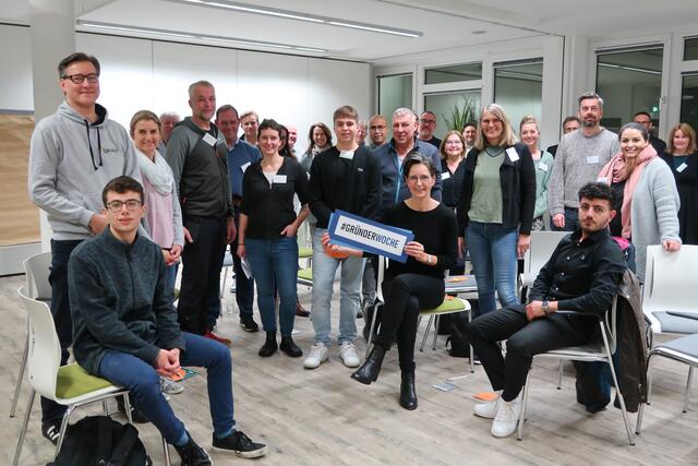 Kerstin Helm (WLH, sitzend) mit Gründern  | Foto: WLH