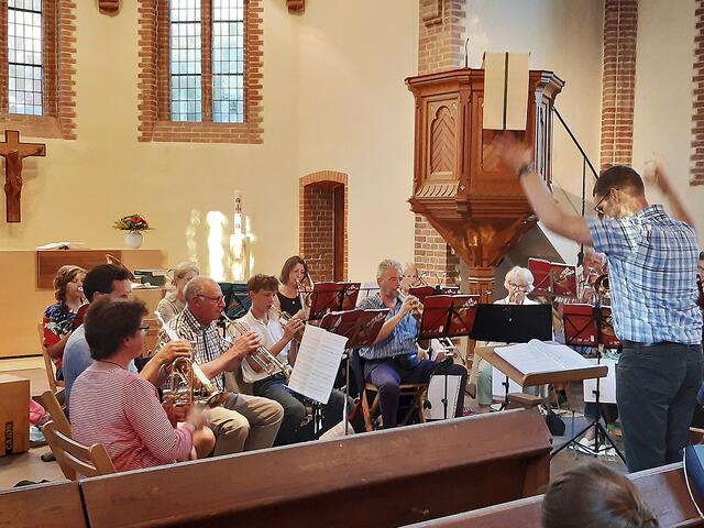 Der Posaunenchor der St. Paulus-Kirche eröffnete in der Kirche das Musikprogramm | Foto: os