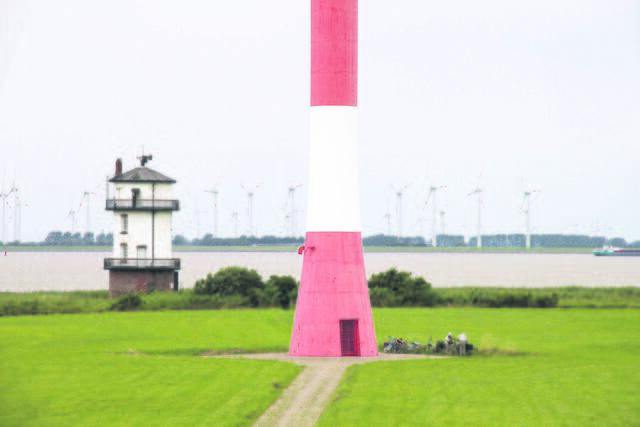 Der Baljer Leuchtturm (li.) steht im Vordeichland und kann besichtigt werden | Foto: jd