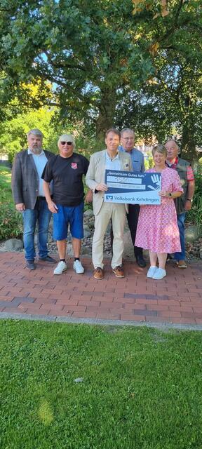 Übergabe des Schecks: Lars Lichtenberg (Lions), Dirk Ludewig, Ingo Schulz (Wilfried Heidhoff , Sandra Eckhoff (TVG), Gerd Stelling (TVG) | Foto: Protze