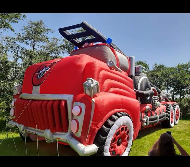 Die 17 Meter lange Feuerwehr Skulptur kam auch auf dem Ollsener Drachenfest zum Einsatz | Foto: Müller