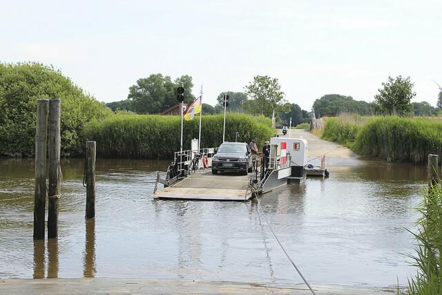 Eine der Sehenswürdigkeiten bei den "Tagen der Industriekultur am Wasser": Die Prahmfähre von Brobergen verbindet die Menschen beiderseits der Oste | Foto: sb