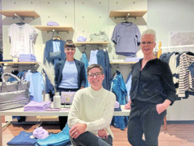 Immer nah an der Kundin: Kirstin Litzke (v. li.), Christine Roßa und Anja Eggers beraten bei allen Modefragen | Foto: b&amp;k Fashion