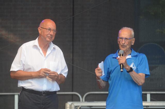 Christian Weiß (li.) vom TSV Buchholz 08 und Arno Reglitzky (Vorstand Blau-Weiss Buchholz) | Foto: Welle