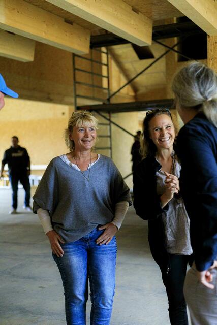 Kita-Leitung Anke Dautz und Leitung der Abteilung Kindertagesstätten beim DRK Britta Dibbern beim Richtfest | Foto: Danthy Rugema