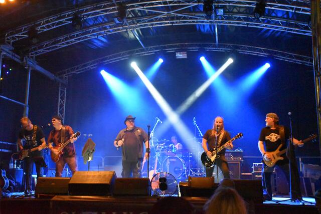 Die Band Oldham Brothers sorgten für besten Gitarrenrock auf der Bühne im Rathauspark | Foto: Axel-Holger Haase