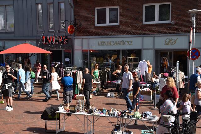 In der Poststraße waren viele Besucher beim Flohmarkt | Foto: Axel-Holger Haase