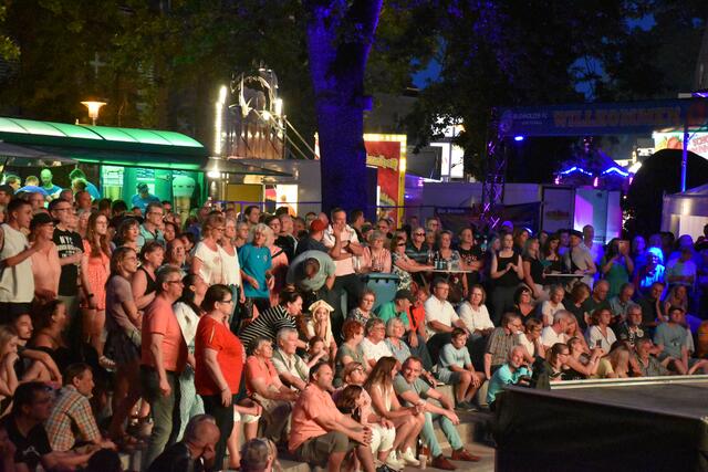 Das Publikum hatte viel Spaß beim Auftritt der Hafenrocker am Samstag | Foto: Axel-Holger Haase