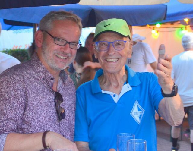 Frank Piwecki (li., stellvertretender Bürgermeister von Buchholz) und Arno Reglitzky (Vorstand Blau-Weiss Buchholz) | Foto: Welle