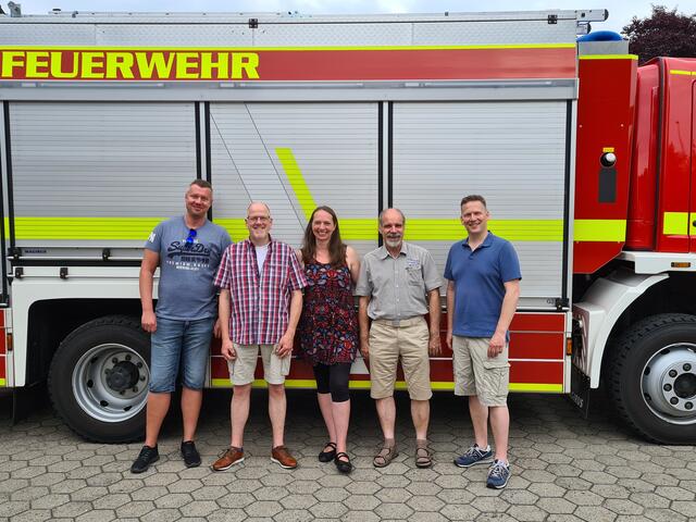 Kerstin Viehweger überlebte einen schweren Verkehrsunfall, sie war von der Feuerwehr Maschen aus ihrem Fahrzeug gerettet worden. Persönlich dankte sie ihren bei der Rettungsaktion anwesenden Feuerwehrleuten mit (v.li.) Thomas Müller, Rainer Hannig, Uwe Schiemann und Niko Lauer | Foto: Matthias Köhlbrand