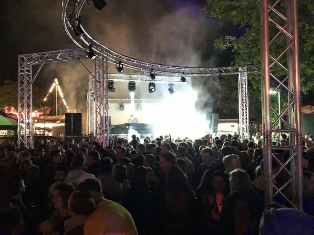 Das Partyareal am Team 412-Stand mit DJ. Hier feiern Jung und alt ausgelassen, bis die Musik ausgeht | Foto: Team 412