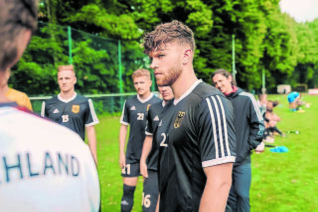Bei der Teambesprechung hört Marc Eisenberg aufmerksam zu | Foto: Schneid &amp; Kleinert
