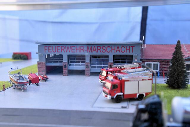Ganz dicht am Original: das mit viel Liebe zum Detail gebaute Feuerwehrhaus-Modell mitsamt Einsatzwagen und -ausrüstung | Foto: Mathias Wille